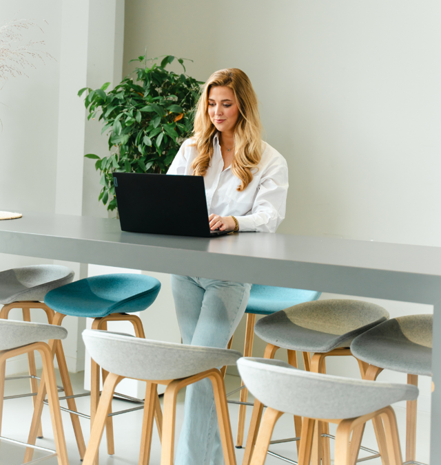 Samenwerking tussen KiKS en Findr Crew, twee collega’s aan het werk met een laptop